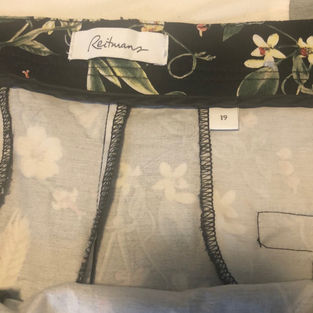 Capris, Flower Pattern Pants - Picture 4 of 5